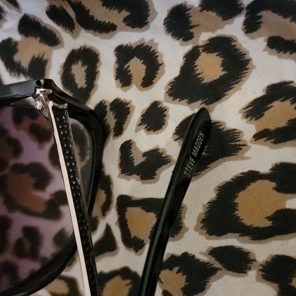 Steven Madden Sunglasses Black and Gold, Good Condition - Picture 3 of 4